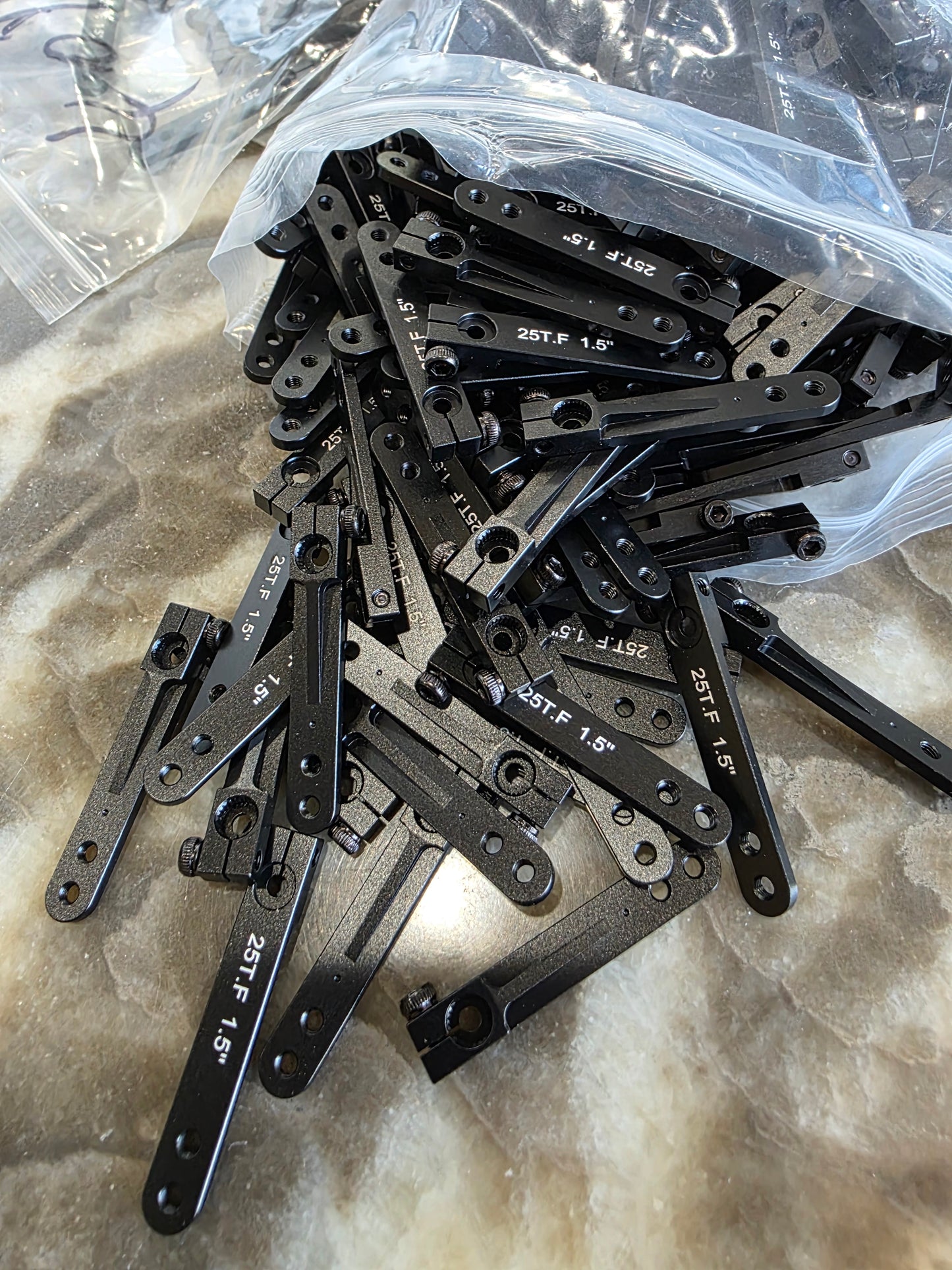 Aluminum servo arms 25T Black. Fit EA and Futaba servos.