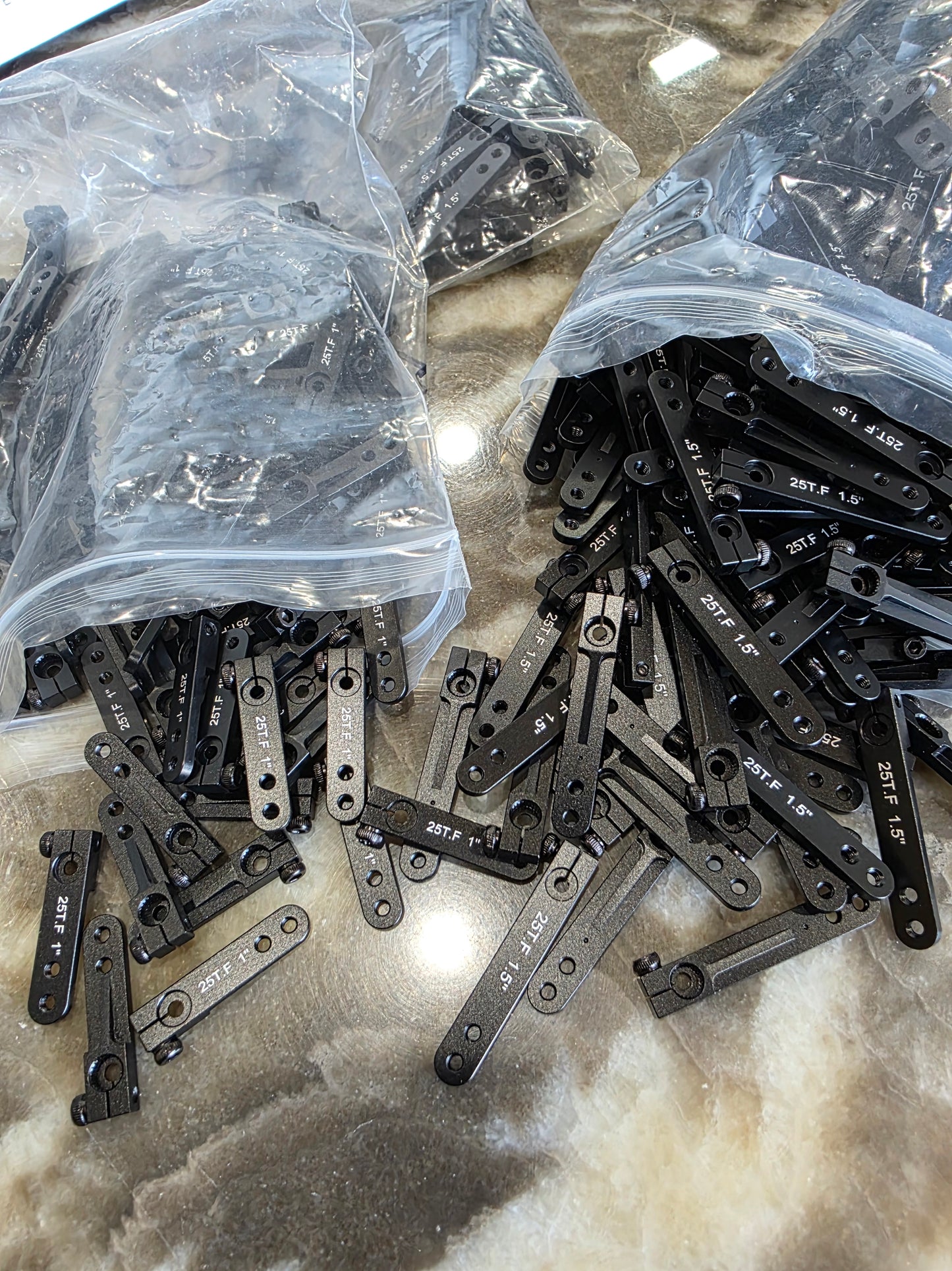 Aluminum servo arms 25T Black. Fit EA and Futaba servos.